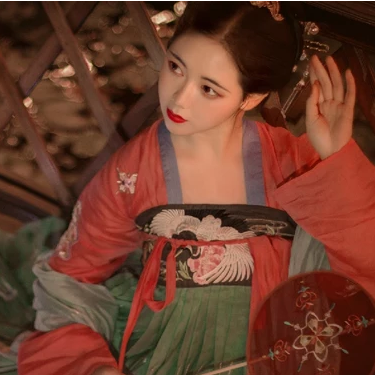 紅紗帶團(tuán)扇女生頭像，唯美古風(fēng)真人頭像