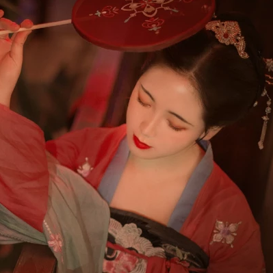 紅紗帶團(tuán)扇女生頭像，唯美古風(fēng)真人頭像