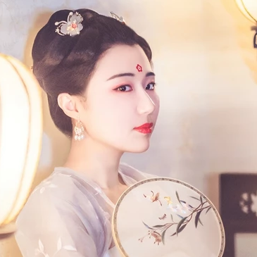 燈下帶團扇女生頭像，唯美古風真人頭像