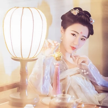 燈下帶團扇女生頭像，唯美古風真人頭像