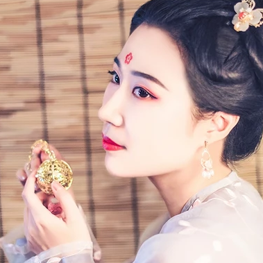 燈下帶團扇女生頭像，唯美古風真人頭像