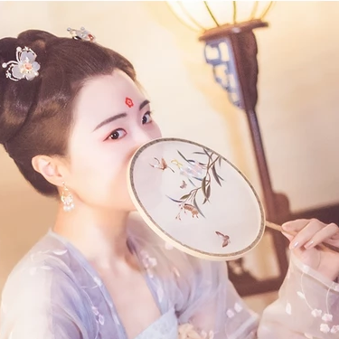 燈下帶團扇女生頭像，唯美古風真人頭像