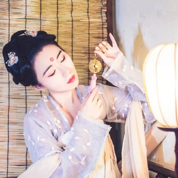 燈下帶團扇女生頭像，唯美古風真人頭像