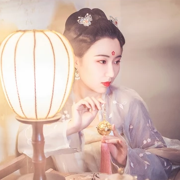 燈下帶團扇女生頭像，唯美古風真人頭像