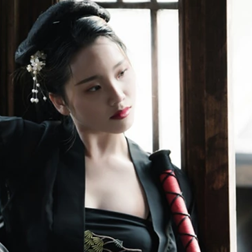 霸氣喝酒帶兵器女生頭像，唯美古風真人頭像