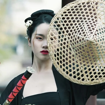 霸氣喝酒帶兵器女生頭像，唯美古風真人頭像