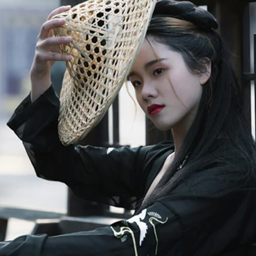 霸氣喝酒帶兵器女生頭像，唯美古風真人頭像