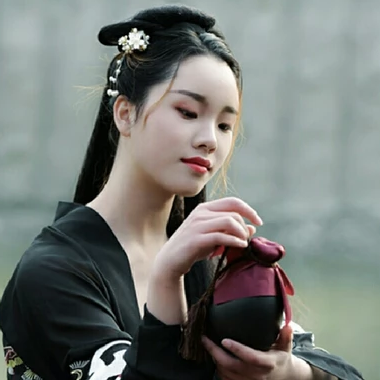 霸氣喝酒帶兵器女生頭像，唯美古風真人頭像