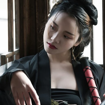 霸氣喝酒帶兵器女生頭像，唯美古風真人頭像