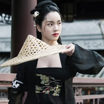 霸氣喝酒帶兵器女生頭像，唯美古風真人頭像