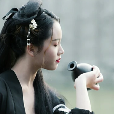 霸氣喝酒帶兵器女生頭像，唯美古風真人頭像