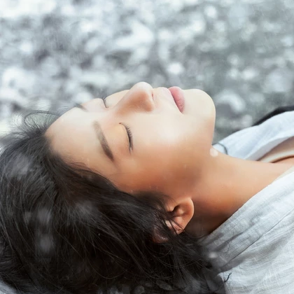 雪地霸氣喝酒女生頭像，唯美古風真人頭像