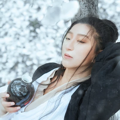 雪地霸氣喝酒女生頭像，唯美古風真人頭像