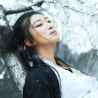 雪地霸氣喝酒女生頭像，唯美古風真人頭像