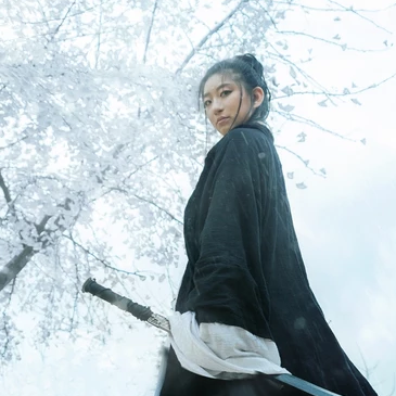 雪地霸氣喝酒女生頭像，唯美古風真人頭像