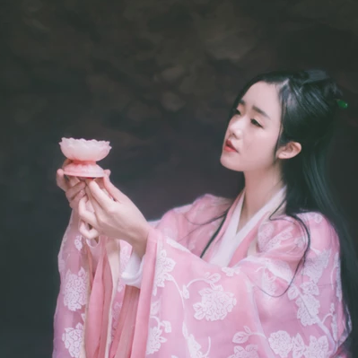 粉衣蓮燈女生頭像，唯美古風(fēng)真人頭像