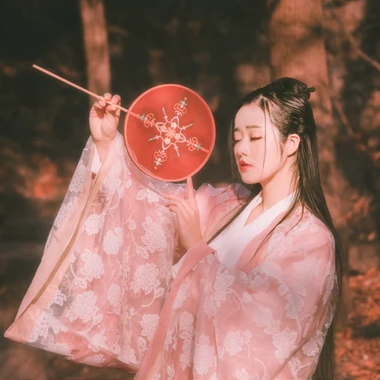 粉衣蓮燈女生頭像，唯美古風(fēng)真人頭像