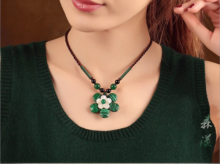 綠色石頭吊墜貝殼花鎖骨鏈項(xiàng)鏈?zhǔn)罪? src="/wenxue/d/file/bigpic/190404/04/13-1P111111335.jpg" / data-GKMv="KqxiDc"><br / data-xgfq="VKDrKk">
	<img alt=