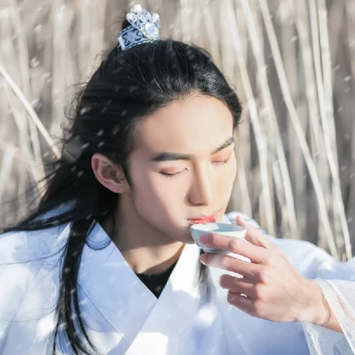 雪飄帶折扇白衣男生頭像，唯美古風真人頭像