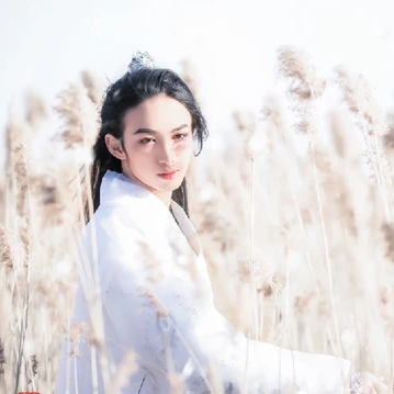 雪飄帶折扇白衣男生頭像，唯美古風真人頭像