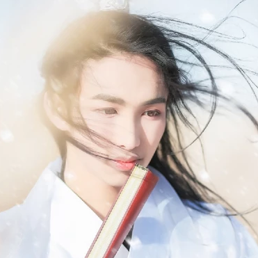 雪飄帶折扇白衣男生頭像，唯美古風真人頭像
