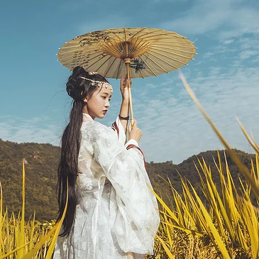 稻田飄香帶傘女生頭像，唯美古風(fēng)真人頭像