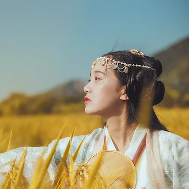 稻田飄香帶傘女生頭像，唯美古風(fēng)真人頭像
