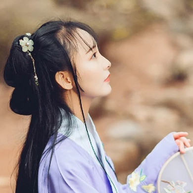 高貴優(yōu)雅紫衣帶團(tuán)扇女生頭像，唯美古風(fēng)真人頭