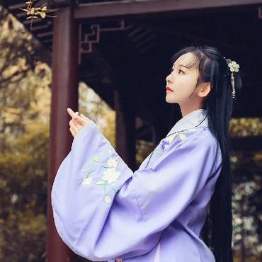 高貴優(yōu)雅紫衣帶團(tuán)扇女生頭像，唯美古風(fēng)真人頭