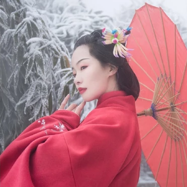梅花雪紅衣女生頭像，唯美古風真人頭像