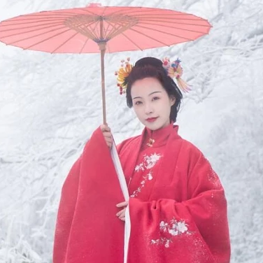 梅花雪紅衣女生頭像，唯美古風真人頭像