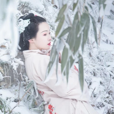 梅花雪紅衣女生頭像，唯美古風真人頭像