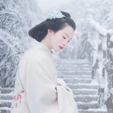 梅花雪紅衣女生頭像，唯美古風真人頭像