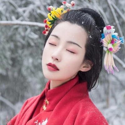 梅花雪紅衣女生頭像，唯美古風真人頭像
