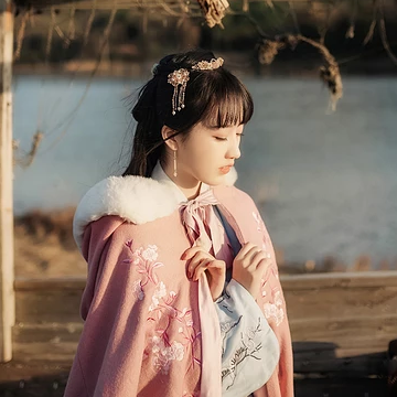 唯美古風真人頭像:粉衣披風清新脫俗女生頭像