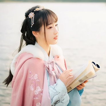 唯美古風真人頭像:粉衣披風清新脫俗女生頭像