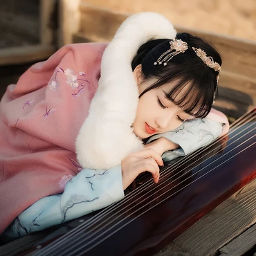 唯美古風真人頭像:粉衣披風清新脫俗女生頭像