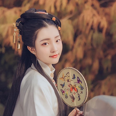 秋葉帶團扇女生頭像，唯美古風真人頭像