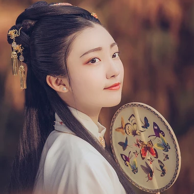 秋葉帶團扇女生頭像，唯美古風真人頭像