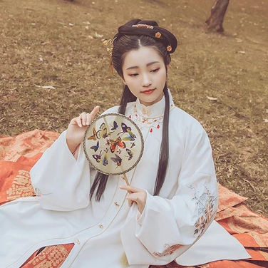 秋葉帶團扇女生頭像，唯美古風真人頭像