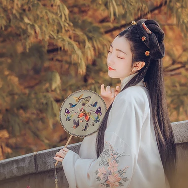 秋葉帶團扇女生頭像，唯美古風真人頭像