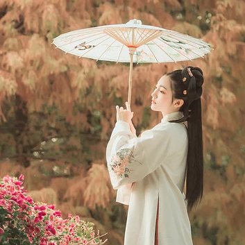 秋葉帶團扇女生頭像，唯美古風真人頭像