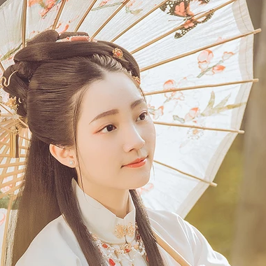 秋葉帶團扇女生頭像，唯美古風真人頭像