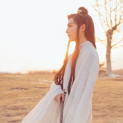 瀟灑喝酒白衣翩翩男生頭像，唯美古風(fēng)真人頭像