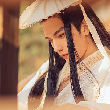 瀟灑喝酒白衣翩翩男生頭像，唯美古風(fēng)真人頭像