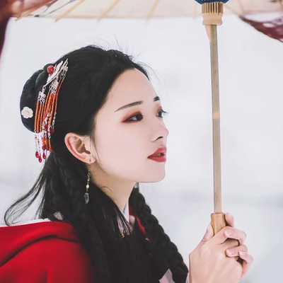 初雪紅披風帶傘女生頭像，唯美古風真人頭像