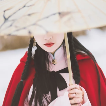 初雪紅披風帶傘女生頭像，唯美古風真人頭像