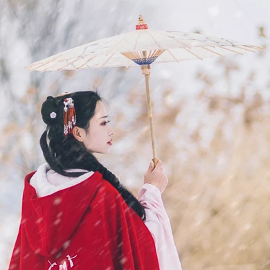 初雪紅披風帶傘女生頭像，唯美古風真人頭像