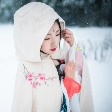 雪地帶披風女生頭像，唯美古風真人頭像