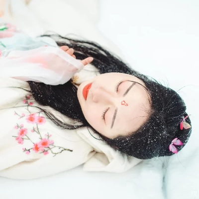 雪地帶披風女生頭像，唯美古風真人頭像